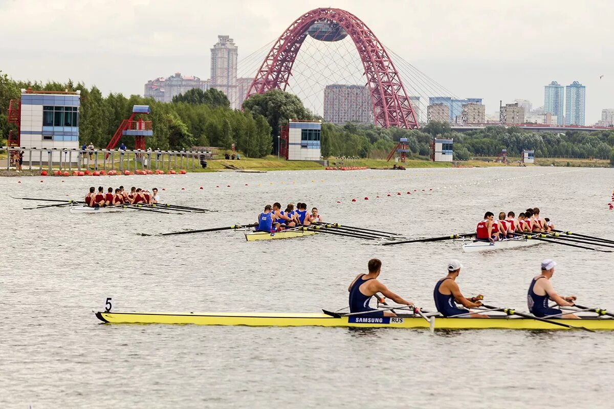 Гребля в москве. Гребной канал Крылатское. Парк Крылатские холмы гребной канал. Гребной канал в Москве Крылатское. Гребной канал Крылатское мост.