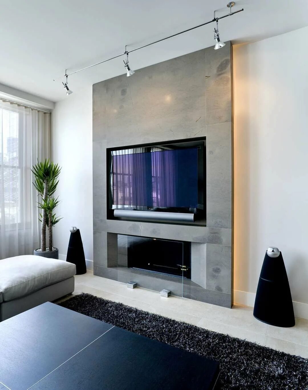 Современная стена с телевизором. Телевизор в интерьере. Телевизор на стену в гостиную. Гостиная с телевизором. Телевизор с камином в гостиной.