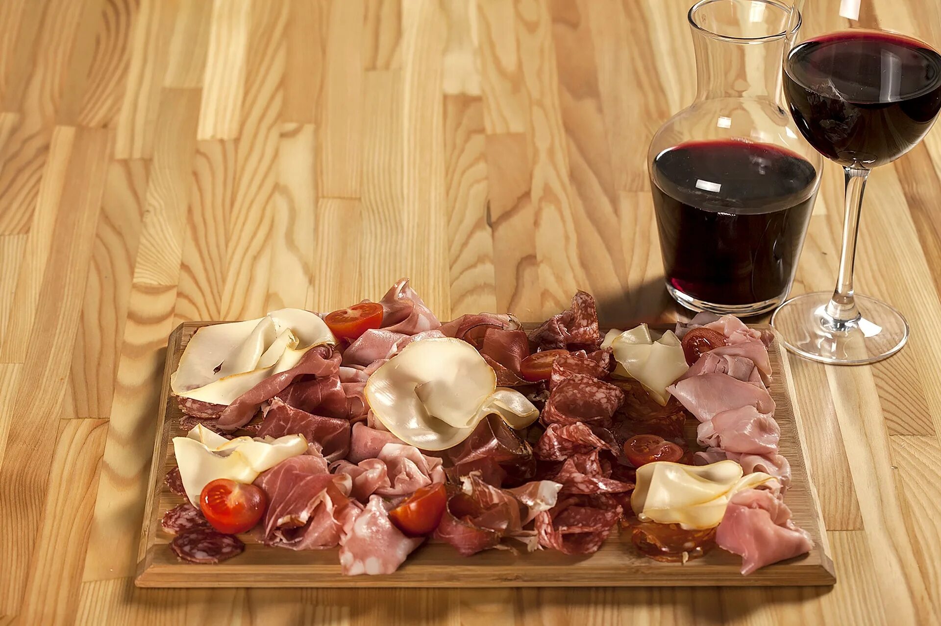 Язык в вине. Сырое мясо и вино. Праздничный стол с вином и мясом. Вино и мясо. Мясо и вино на столе.