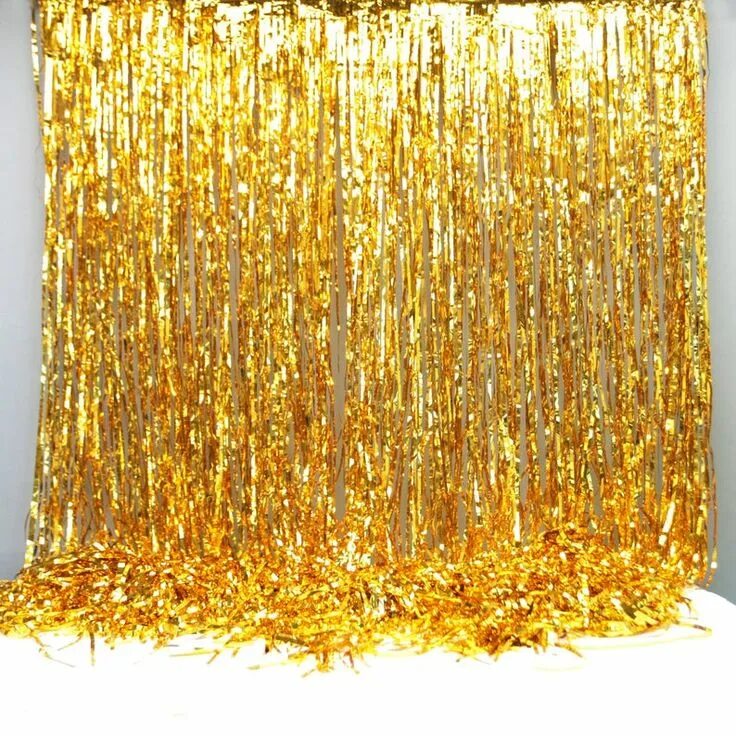 Фотозона с золотым дождиком. Декор из золотого дождика. Стена из золотого дождика.
