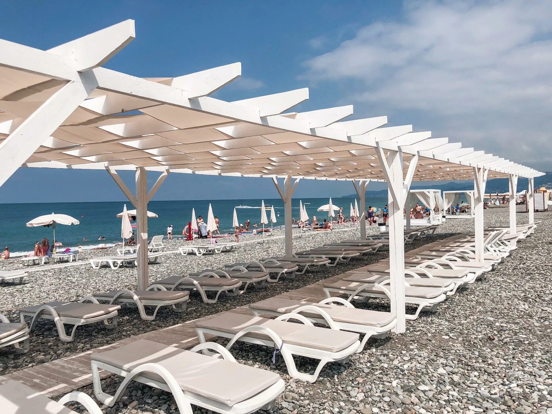 Пляж санатория коралл адлер. Алеан биарриц геленджик пляж. Собственный п. Остров чампа нячанг. Санаторий заполярье сочи.