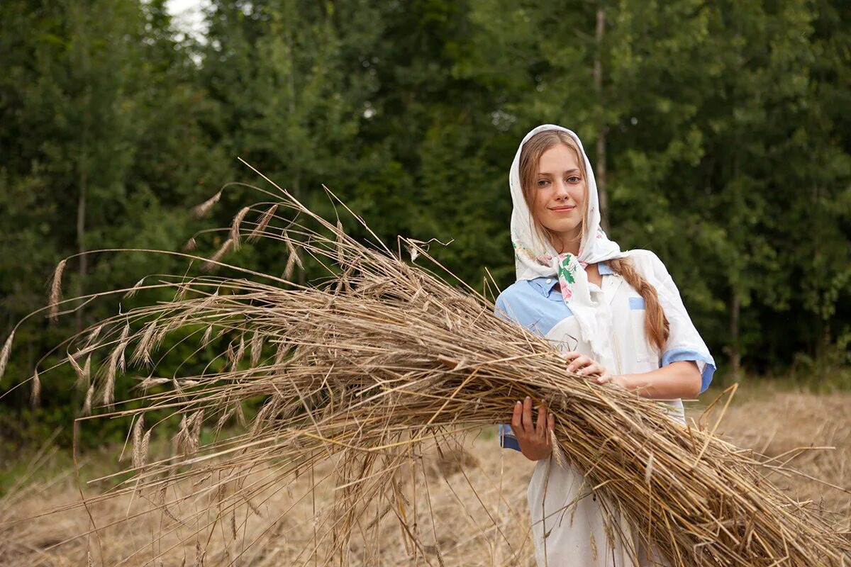 Деревенская д. Сельские женщины. Девушки в деревне. Деревенские женщины. Девушка дерево.