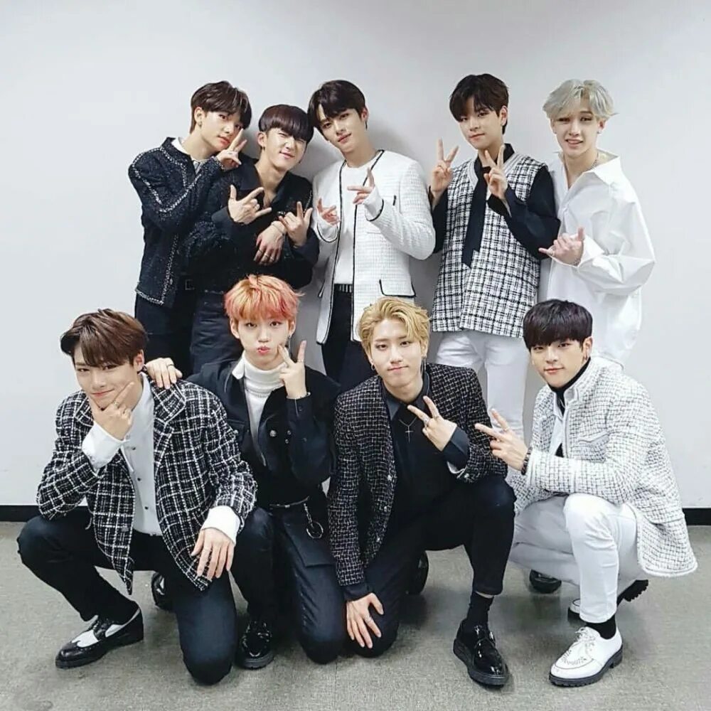 Корейская песня stray kids. Группа Stray Kids. Корейская группа Stray Kids. Группа корейцев Stray Kids. Кей поп группы Stray Kids.