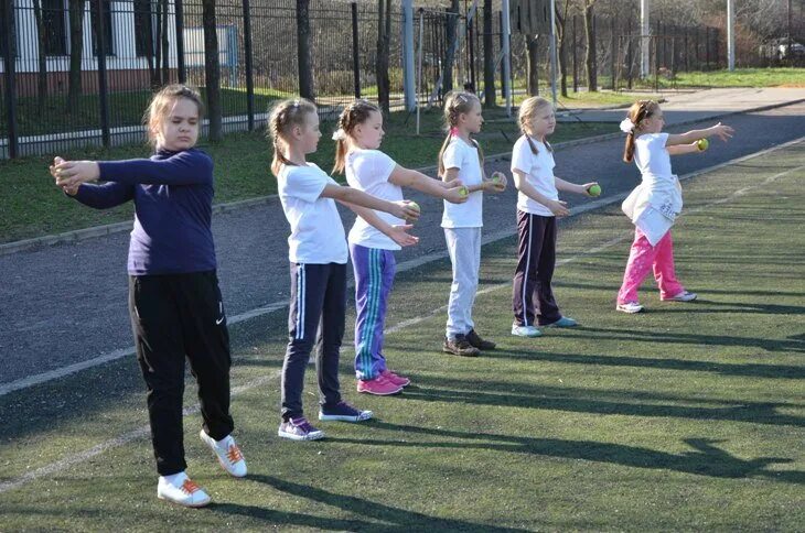 Физра на улице. Физра на улице. Урок физкультуры на улице. Бег в школе. Эстафета челночный бег.