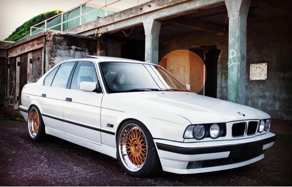 Е34 белая. БМВ е34. BMW e34 белая. BMW e34 Gold. БМВ м5 е34.