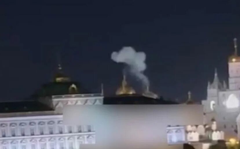 Кремль флаг. Город ночью. Ночная атака на москву. Кремль ночью фото. Ночная атака на москву.