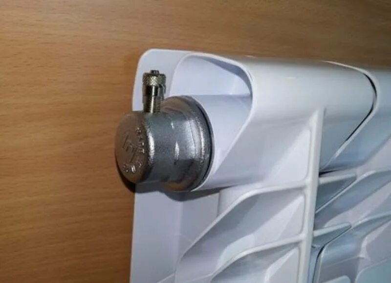 Ответы Mail.ru: Как открыть такой кран для спуска воздуха?