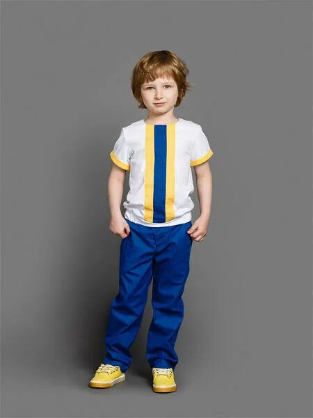 Синие брюки для мальчика. Ярко синие брюки для мальчика. Ярко синие штаны для мальчиков. Мальчик в футболке и штанах. Мальчик спереди