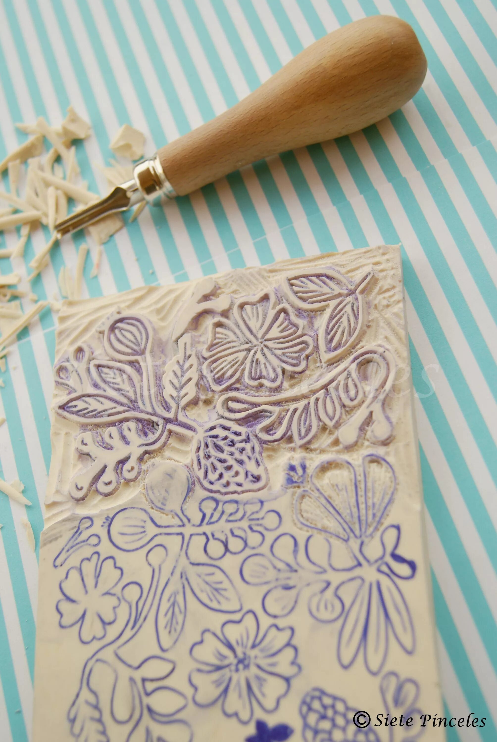 Ручная набойка на ткани. Штамп для краски на стене. Штамп из фанеры. Линогравюра штамп. С использованием словесных трафаретов штампов.