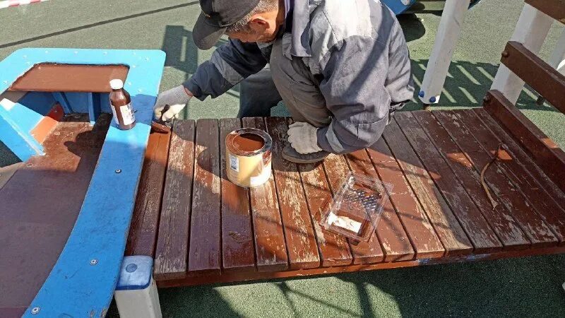 трубы на кровле в многоквартирном доме в стяжка. управляющий компания адмирал. крыша пятиэтажки. волонтеры сохраняют памятники. алюминиевая дверь с окном для выдачи.