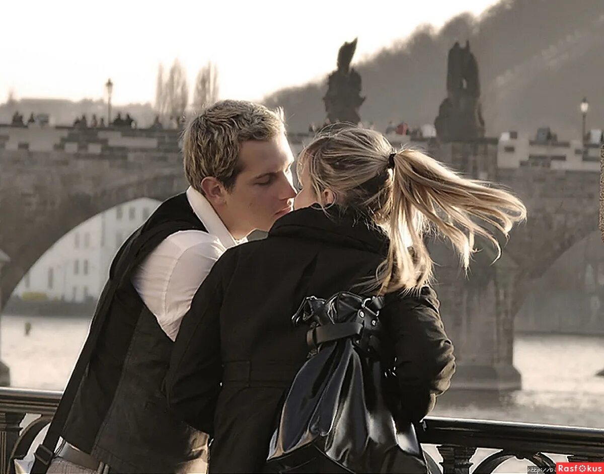 день святого валентина во франции. париж. париж романтика. город любви в ютубе. пара на фоне лувра.