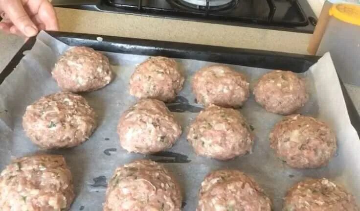 Котлеты из индейки с брокколи. Котлеты из фарша индейки в духовке. Нежные биточки из индейки. Котлеты из фарша индейки в духовке. Котлеты с индейки в духовке.