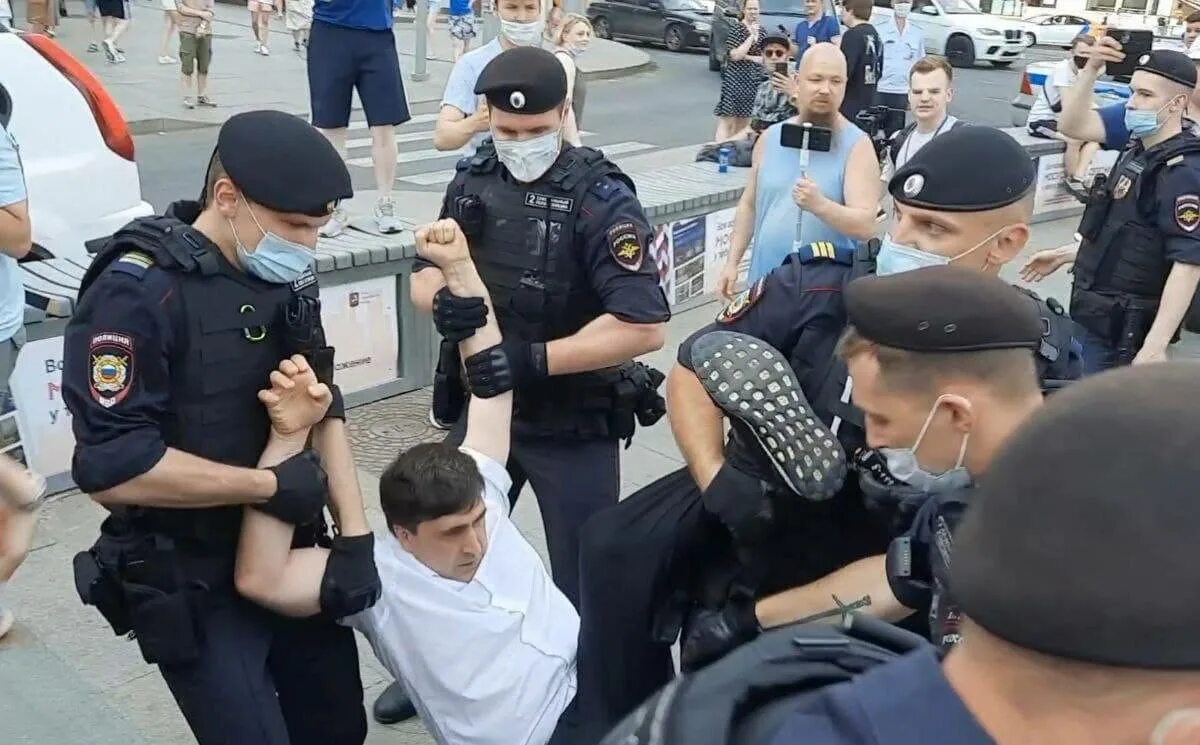 Проводить арест. Задержание на митинге в Москве. Жесткие задержания в центре Москвы.
