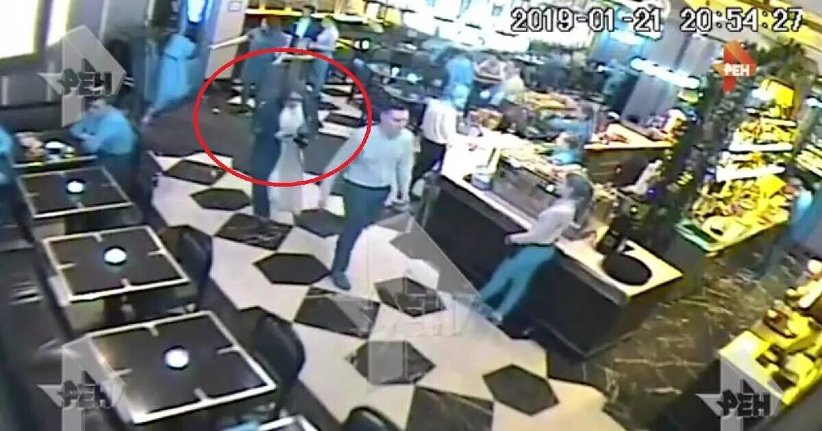 Драка богомолова и виторгана. Виторган и богомолов драка. Виторган избил богомолова. Собчак избили в монастыре. Ксения собчак в аэропорту.