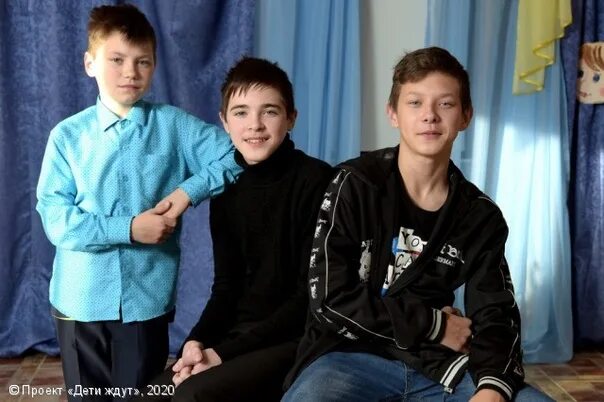 Сын россия 1. Три сына фото. Три сына РФ. Три сына в одном классе. День сыновейртинка 3 сына.