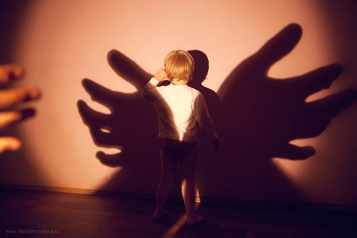 Мама ангел. Крылья обнимают. Стихи на крыльях любви. Два ребенка два крыла. Ангел младенец.