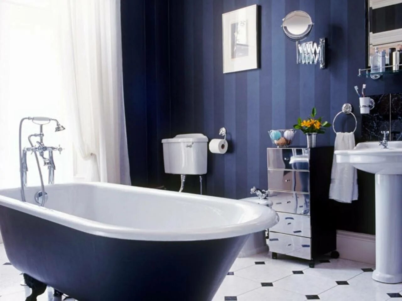 Фото сантехники ванной комнаты. Синяя ванная комната. Бело синяя ванная комната. Темно синяя ванная. Ванная комната в синем цвете.