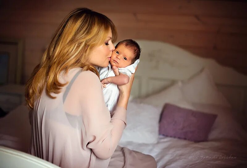 па мама. счастливая женщина с ребенком. счастливая женщина с ребенком. счастливая мать с ребенком. мать с ребенком.