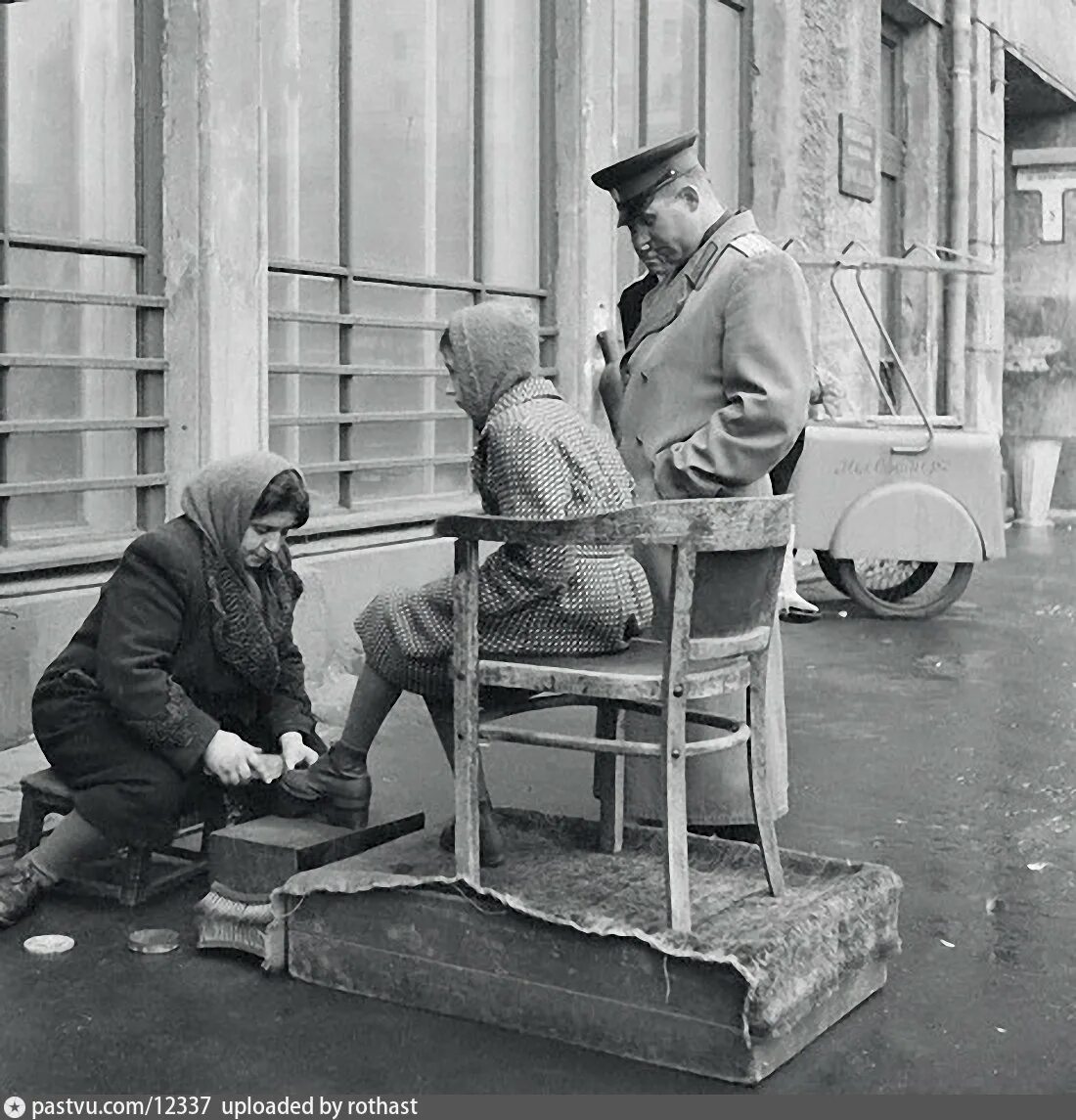 профессии прошлого века. старая исчезнувшая профессия. старые забытые профессии. крысолов профессия прошлого. водовоз 19 века петербург.