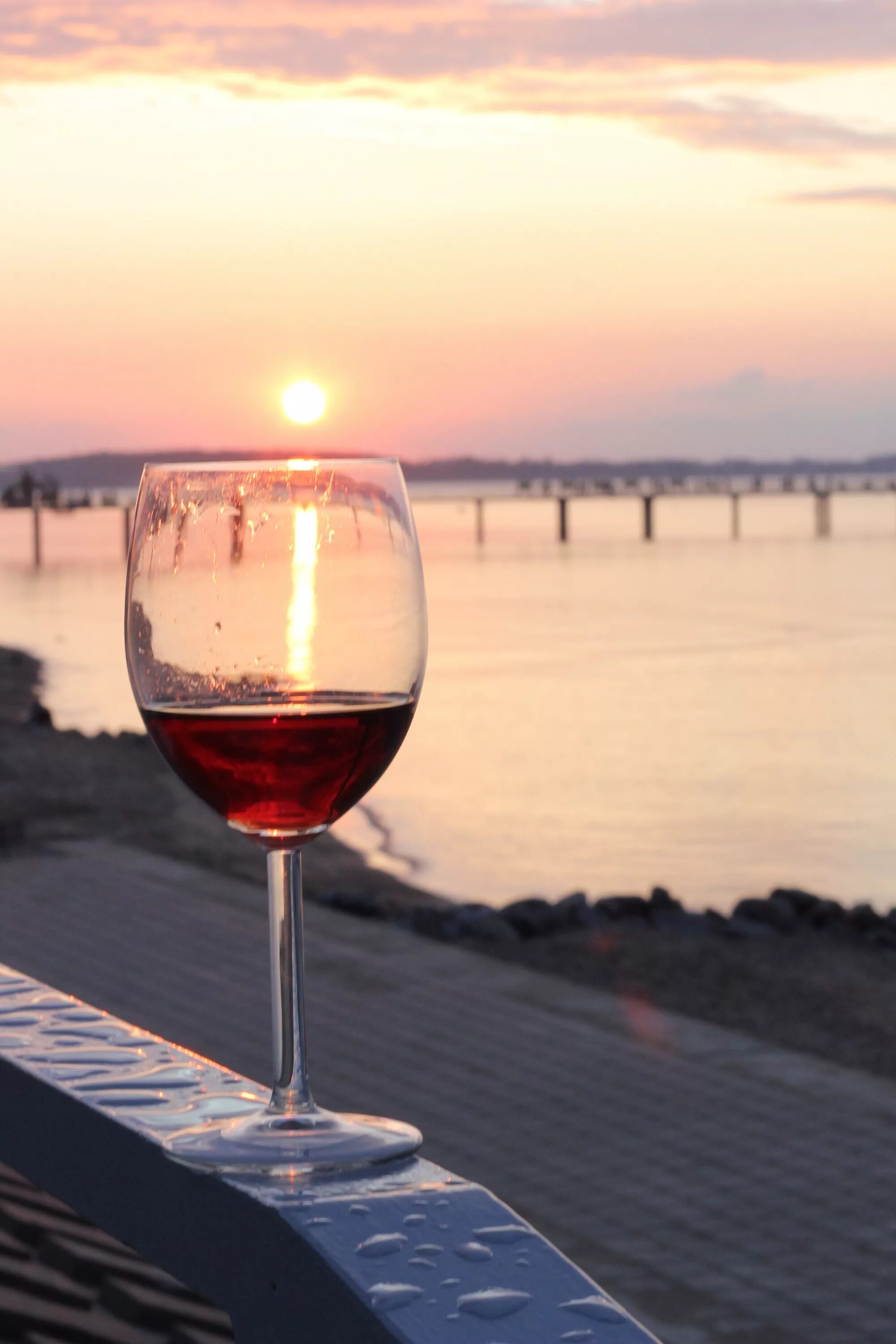 Бокал вина утром. Вино и море. Бокал вина на море. Бокал вина с видом на море. Бокал вина на берегу моря.