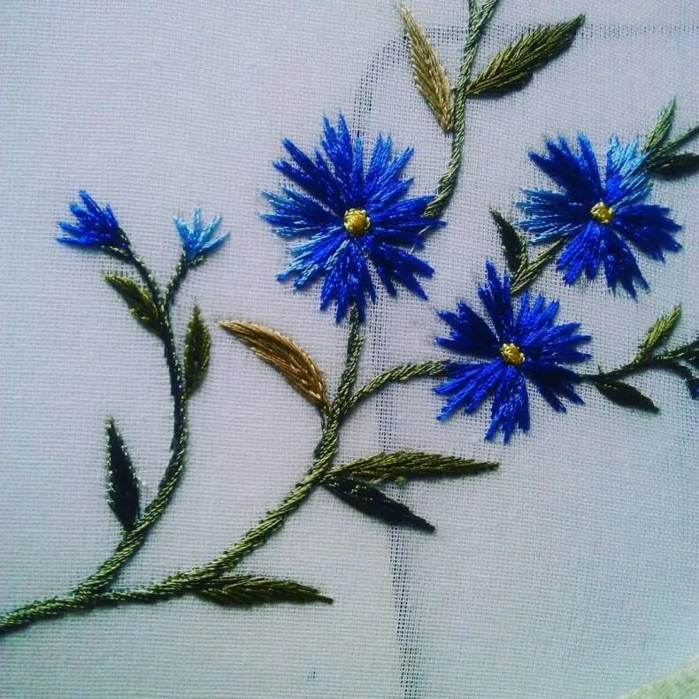 Вышивные цветы василек. Вышитые васильки. Василек гладь. Василек гладь. Вышивка гладью васильки.