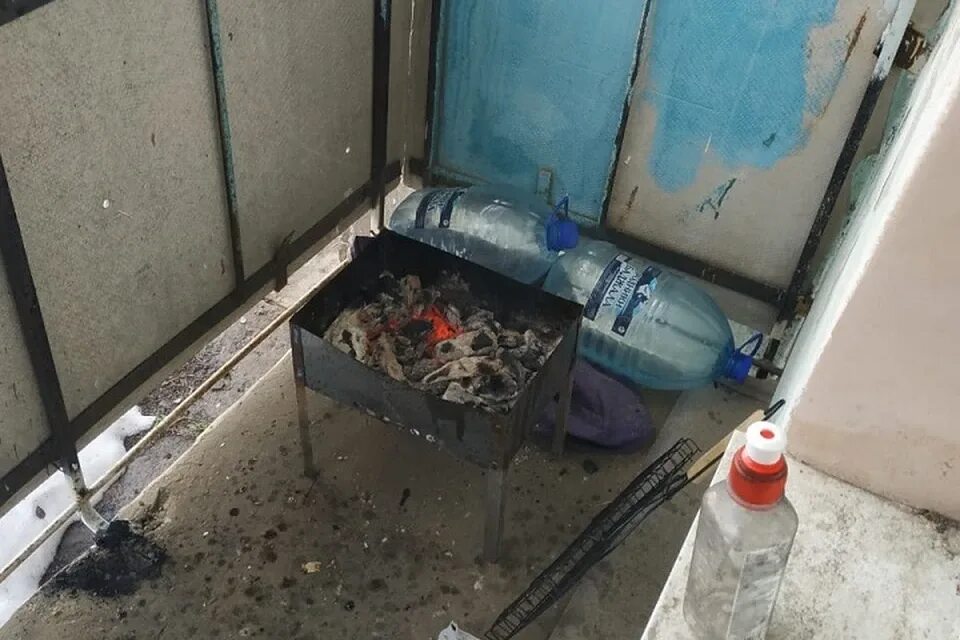 Можно ли жарить шашлык на балконе многоквартирного. Мангал на балконе. шашлык на балконе. мангал на балконе в квартире. барбекю на балконе штраф.