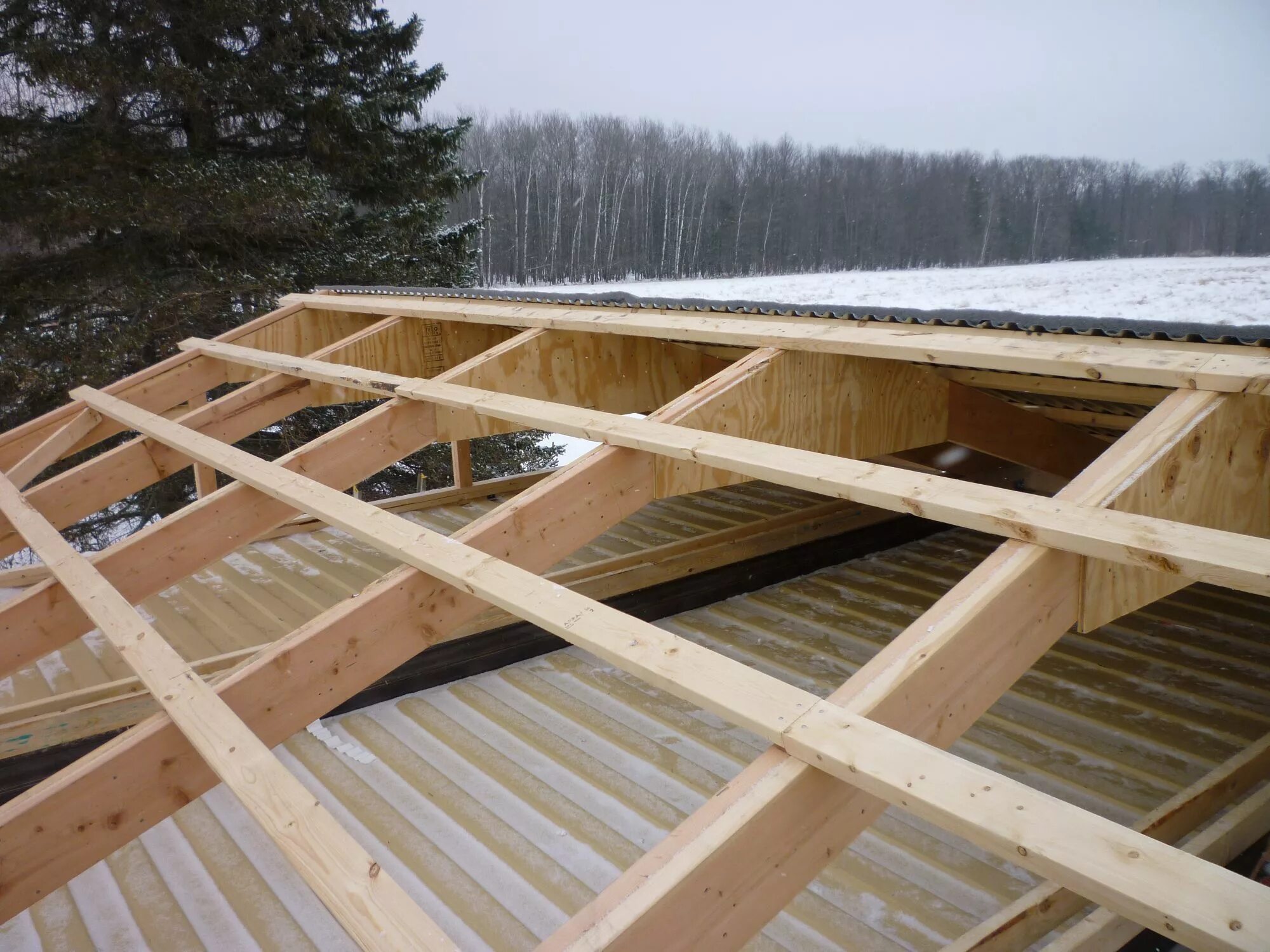 мауэрлат 50х200. лаги и стропила для крыши. балки чердачного перекрытия деревянные. крепление стропил односкатной крыши. каркасный дом мансарда стропильная система.