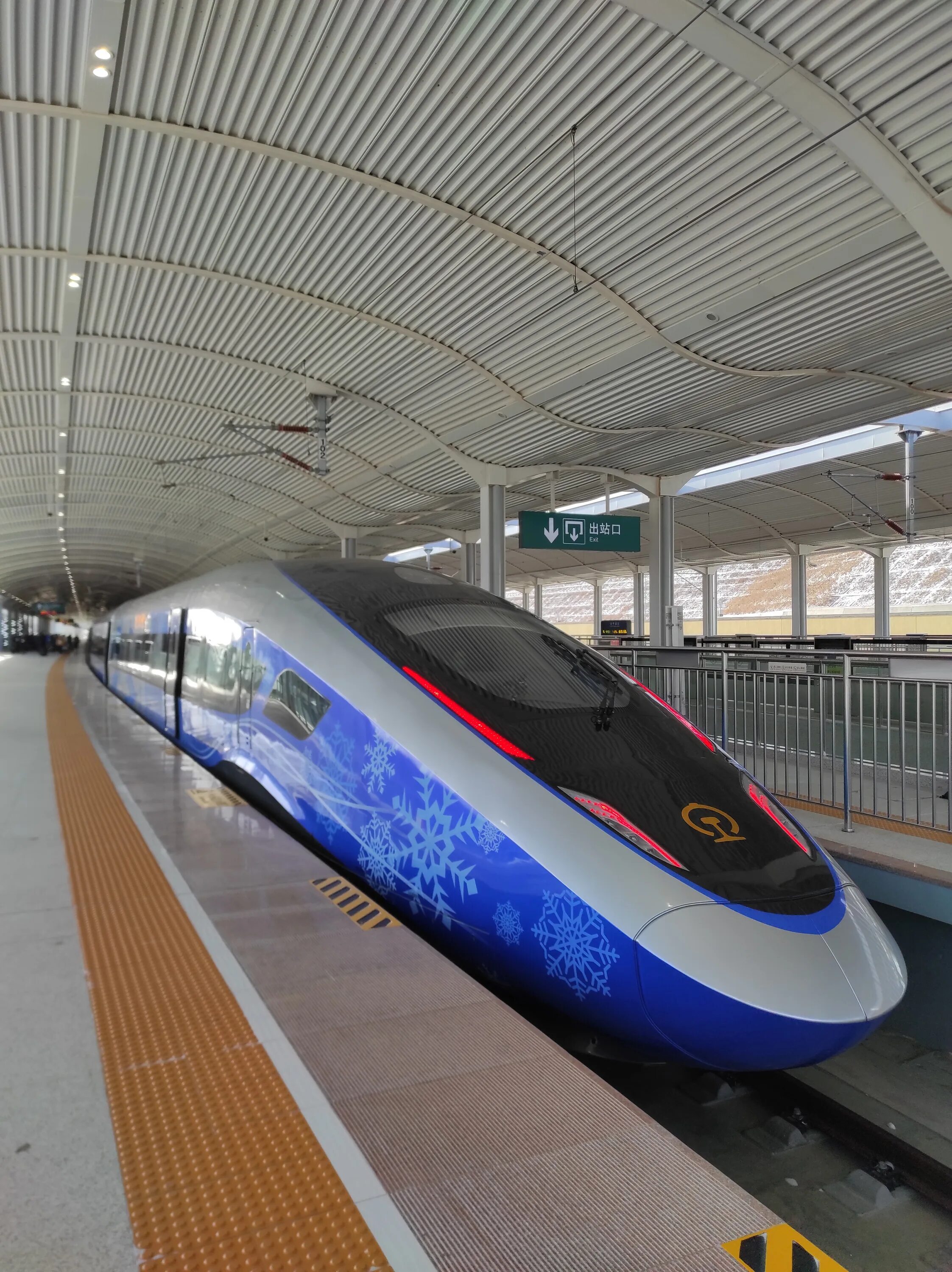 Скоростной поезд маглев в китае. China railway rolling stock corporation маглев 600км. China railway rolling stock corporation маглев 600км. Маглев поезд китай. Магнитный поезд маглев.