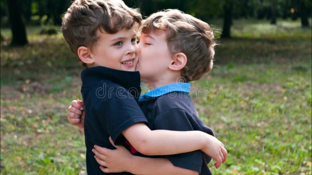 Мальчик целует мальчика. Любовь двух мальчиков дети. Пацелуймальчика с мальчиком. Мальчики имеют друг друга