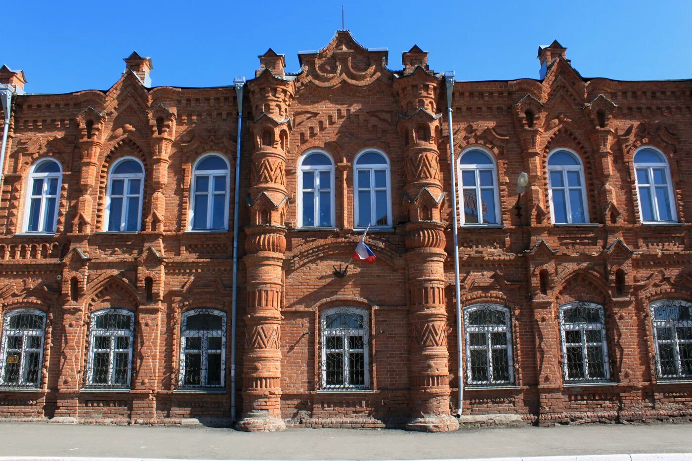 Школы г бийска. Особняк городского собрания Бийск. Здание общественного собрания Томск. Бийск здание общественного собрания. Школа 1 Бийск.