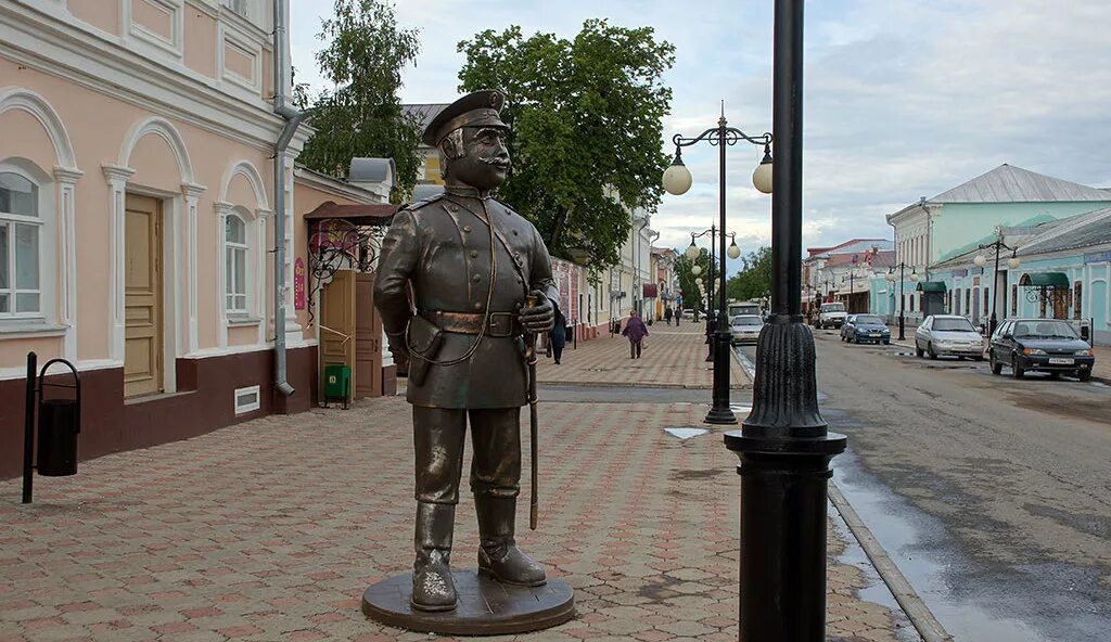 Елабуга это татарстан. Памятник городовому в Елабуге. Казань город Елабуга. Казанская улица Елабуга достопримечательности. Елабуга центр города.