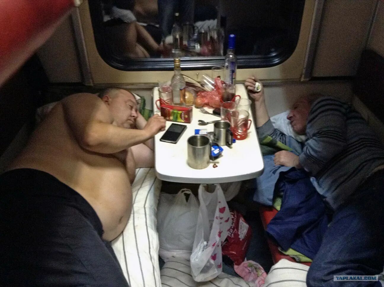 Как можно пить в поезде. Пьянство в поезде. ужасы плацкарта. смешные люди в поезде. мужик в поезде.
