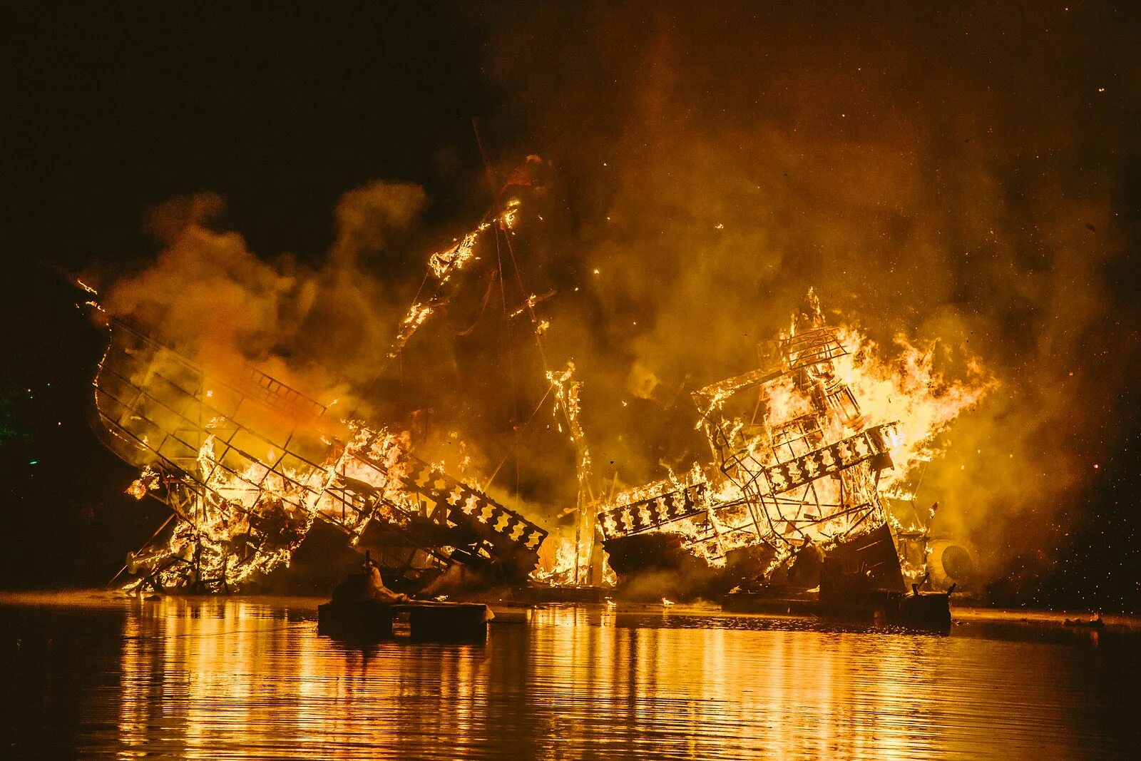 Пожар на корабле. Горящий корабль. 18. Норвегия пожар на траулере. Жечь корабли.