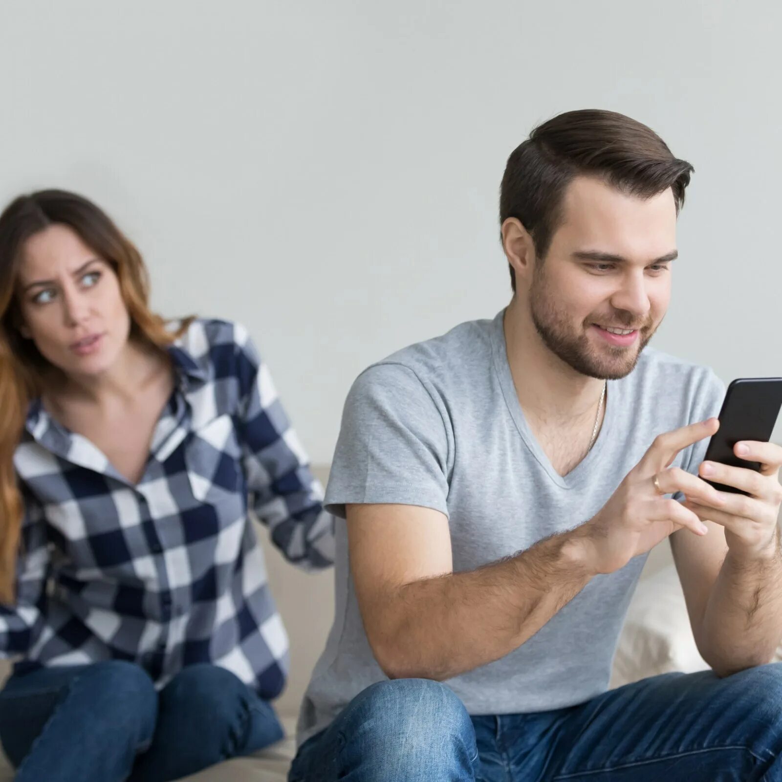 Husbands phone. Ревность. Подозрительная жена. Husband jealous man?. Husband watching.