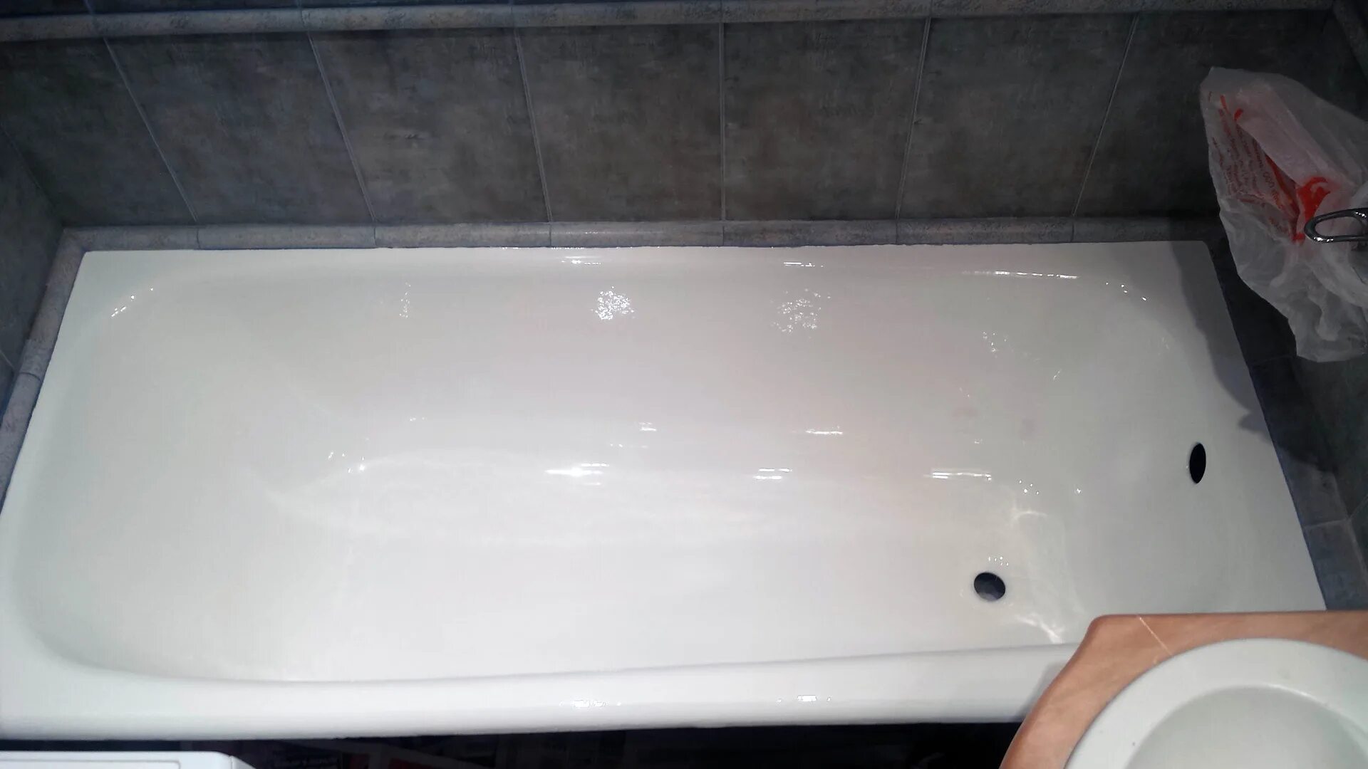 Ванна акрил киров. Наливная акриловая ванна. чугунная ванна покрытая акрилом. заливка ванны акрилом. наливной акриловый бортик для ванной.