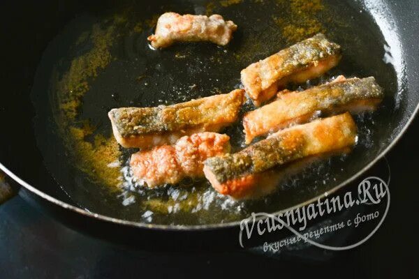 Как вкусно пожарить цветную. Горбуша жареная на сковороде сочная. горбуша жареная на сковороде подача. рыба горбуша жарить на сковороде. жарим горбушу на сковороде сочно и вкусно.
