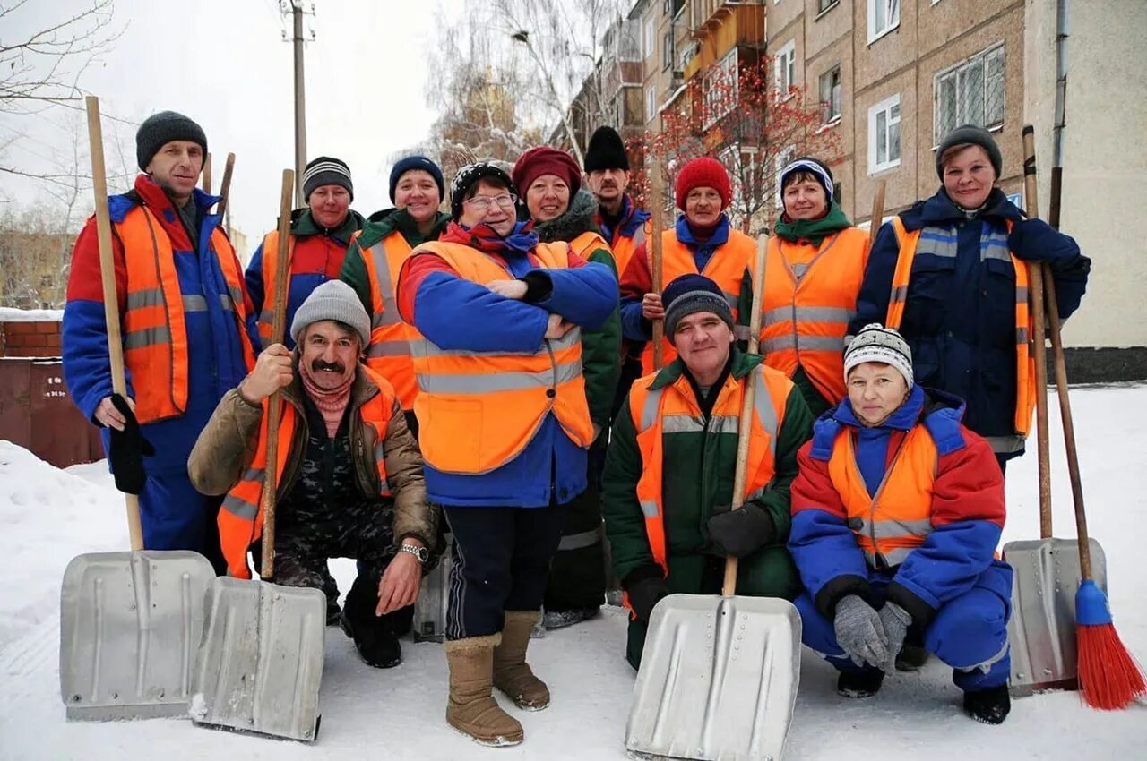 Работаю на экскаваторе в жкх. Работник дворник. Дворник ЖКХ. Работники ЖКХ. Дворники сотрудники.