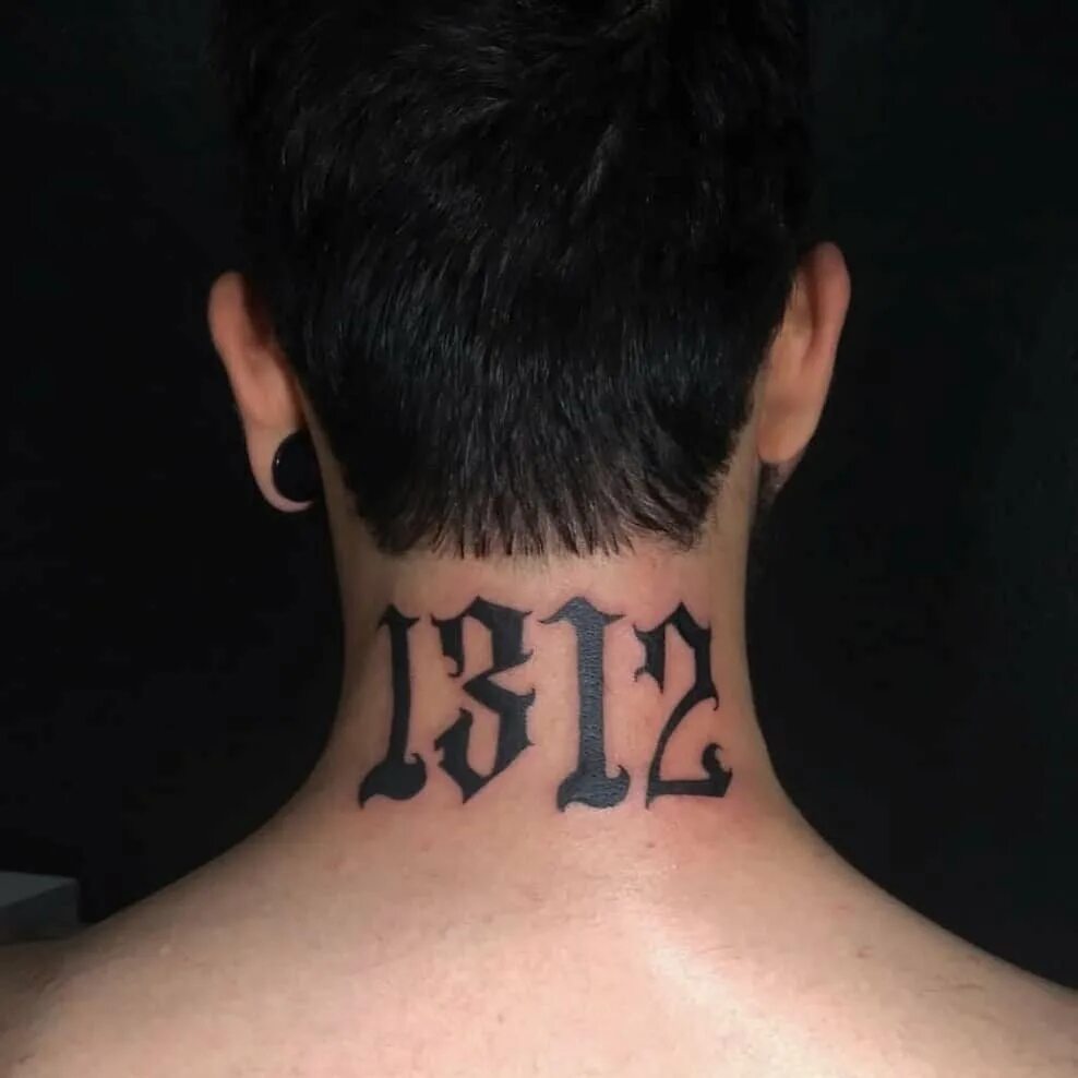 надпись на шее. тату на шее для девушек. тату корона для девушек. шея 4 буквы. шея 4 буквы.