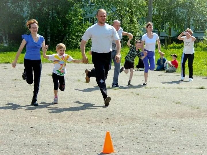 Спортивный праздник. Спортивные семейные эстафеты. Веселые старты семья. Веселые старты с родителями. Праздник с родителями в школе