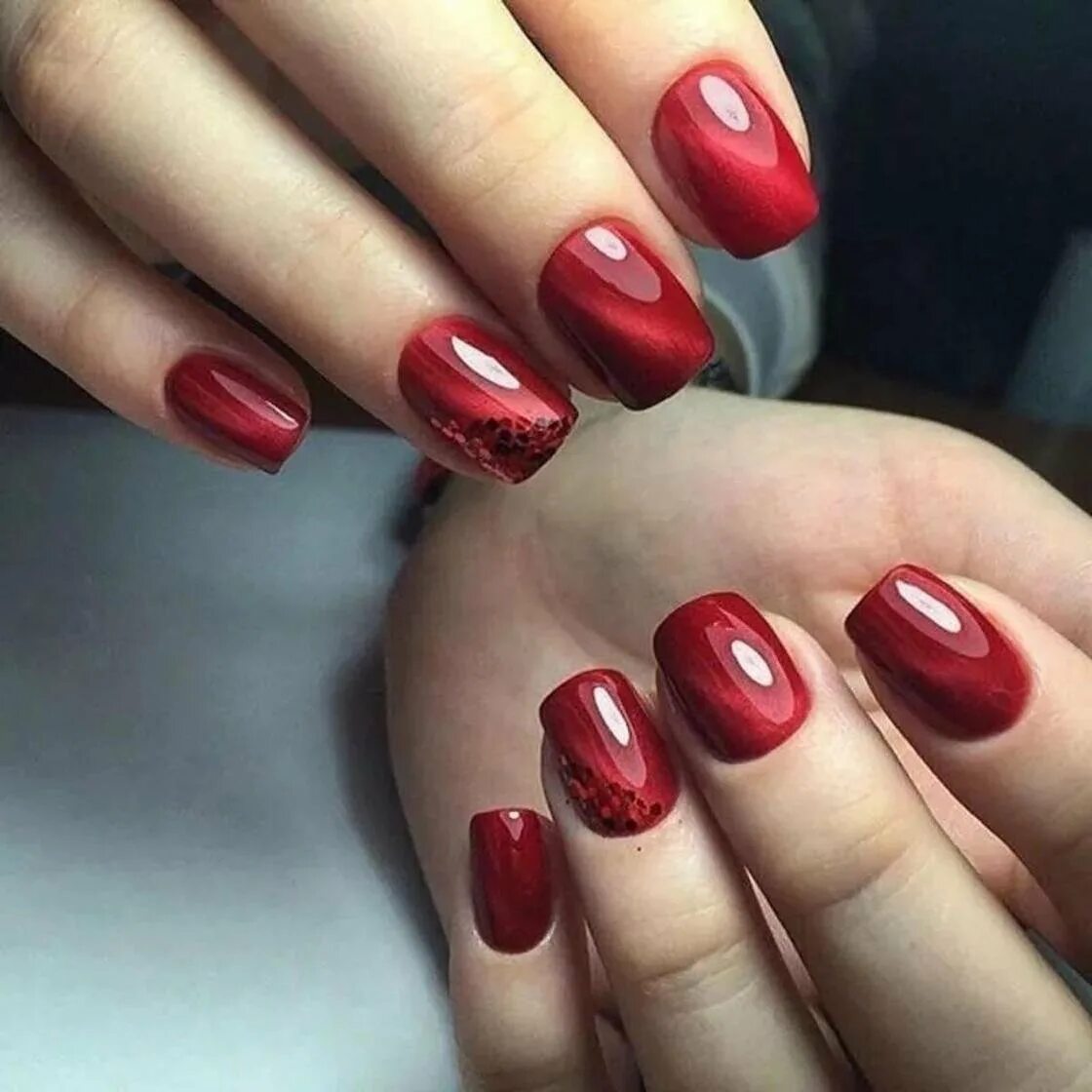 Красный кошачий глаз гель лак. Маникюр кошачий глаз красный. Маникюр кошачий глаз кр. Маникюр кошачий глаз красный. Маникюр кошачий глаз красный.