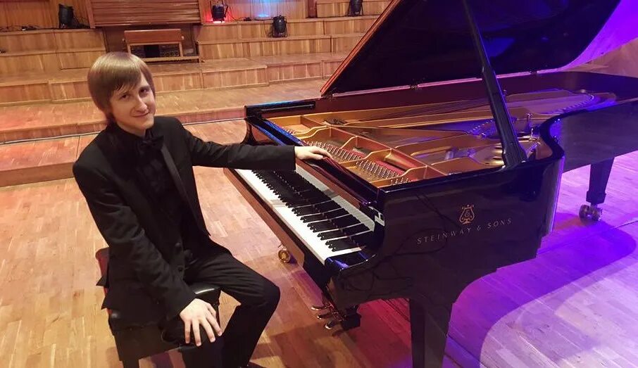 Пианист маслеев. Дмитрий владимирович маслеев пианисты xxi века. Маслеев пианист. Дмитрий владимирович маслеев российский пианист. Пианист маслеев.