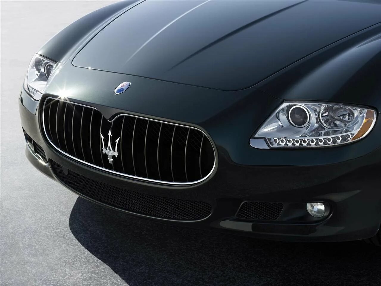 Мазерати Кватропорте 2010. Maserati Quattroporte решетка. Мазерати машина трезубец. Мазерати Кватропорте 2008. Машина знак трезубец