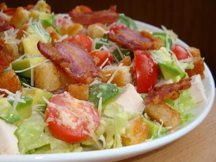 Салат с жареной курицей и помидорами