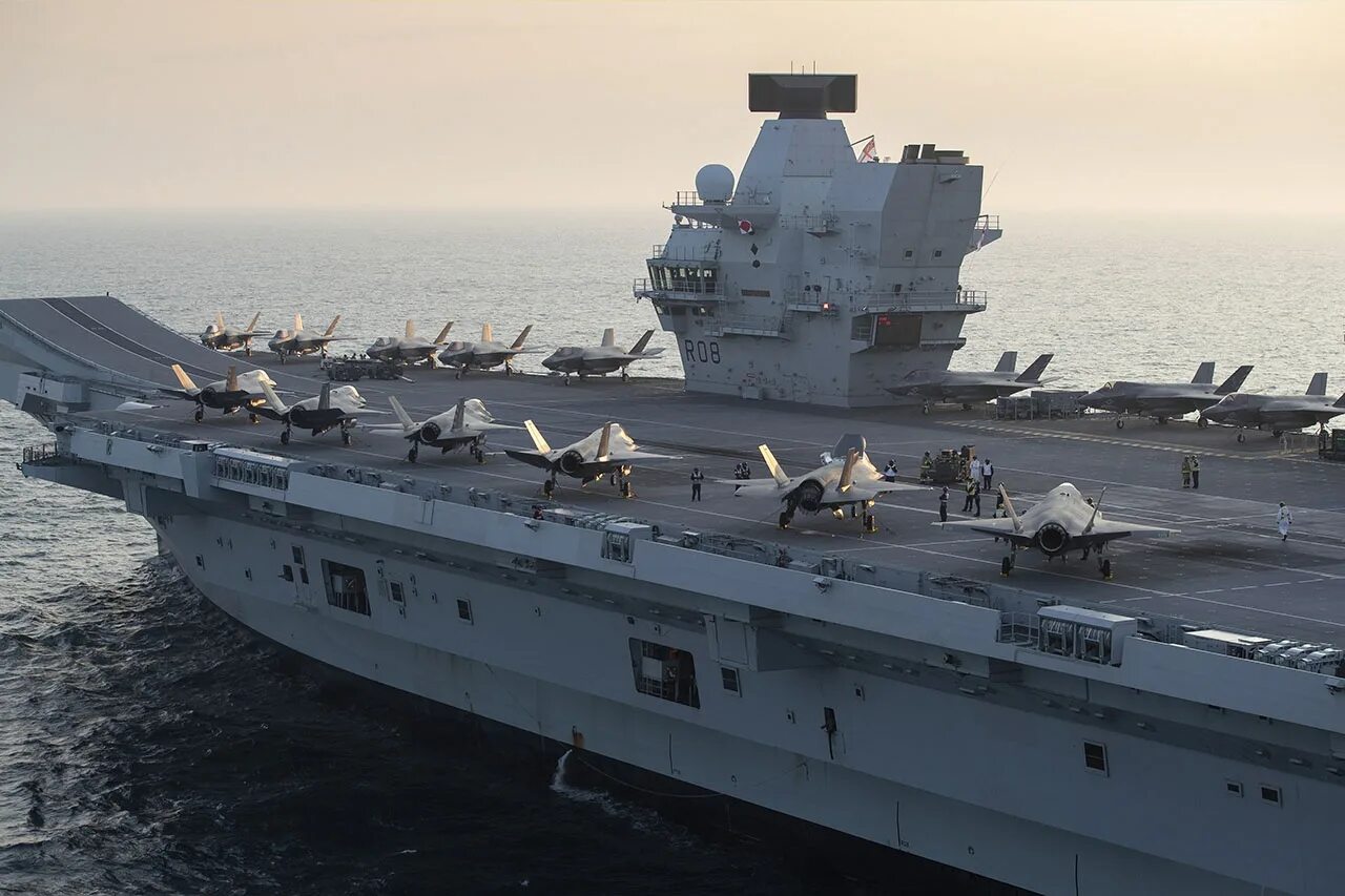 Горит британский авианосец r08 queen elizabeth. Hms queen elizabeth f-35. квин элизабет авианосец. авианосец британии hms queen elizabeth. британские авианосцы куин элизабет.