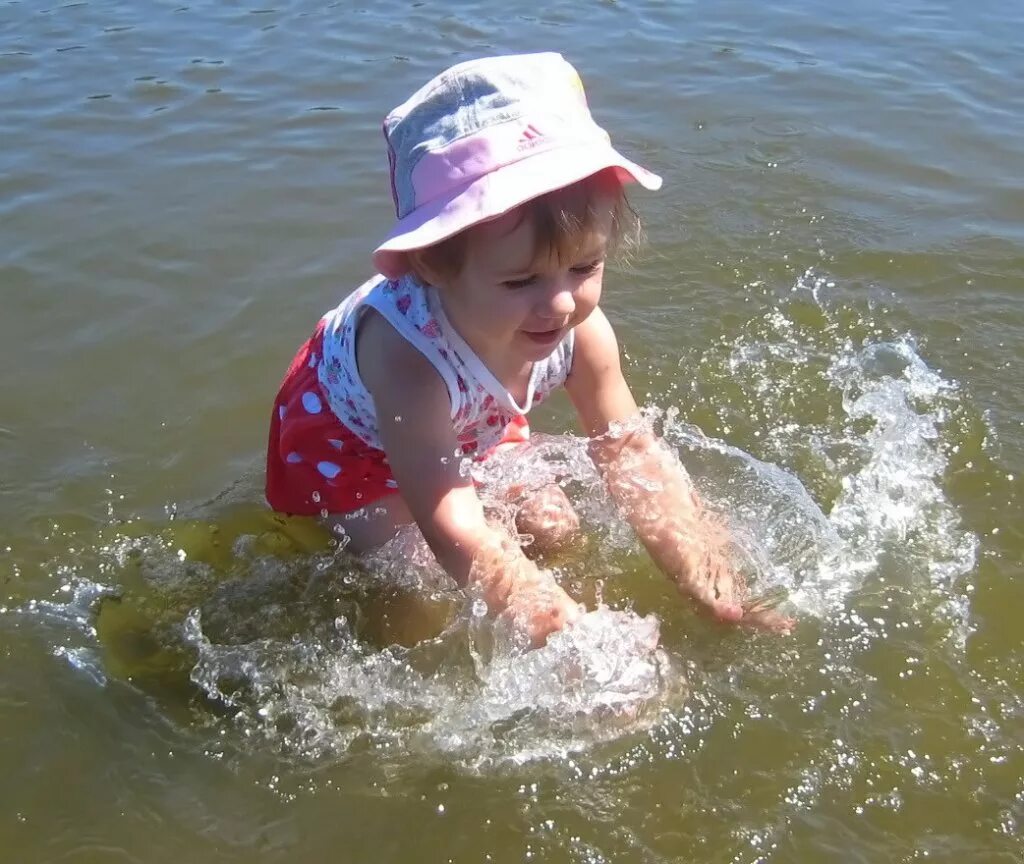 Гулять купаться. Ребенок купается в Рекк. Дети купаются в реке. Река для детей. Дети купаются в водоеме.