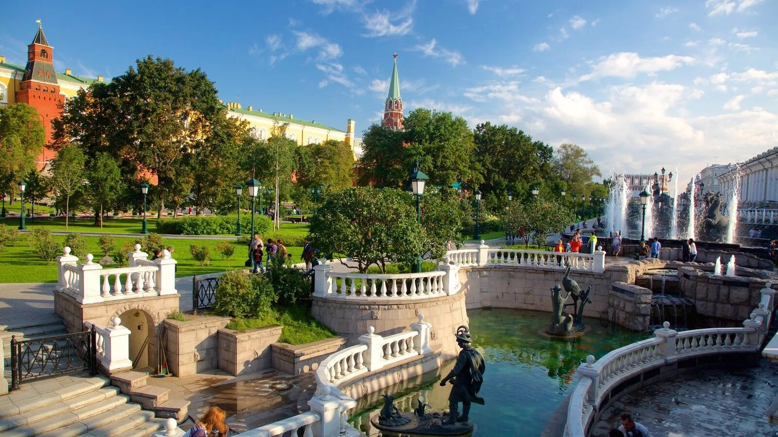 Красивые места в москве весной. Александровский парк Москва. Александровский сад Москва. Парк Александровский сад Москва. Кремль Александровский сад.