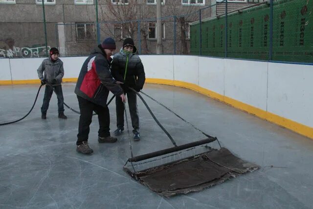 Холодная катка. Приспособление для заливки катка. Аппарат для заливки льда. Волокуша для заливки катка. Швабра для заливки льда.