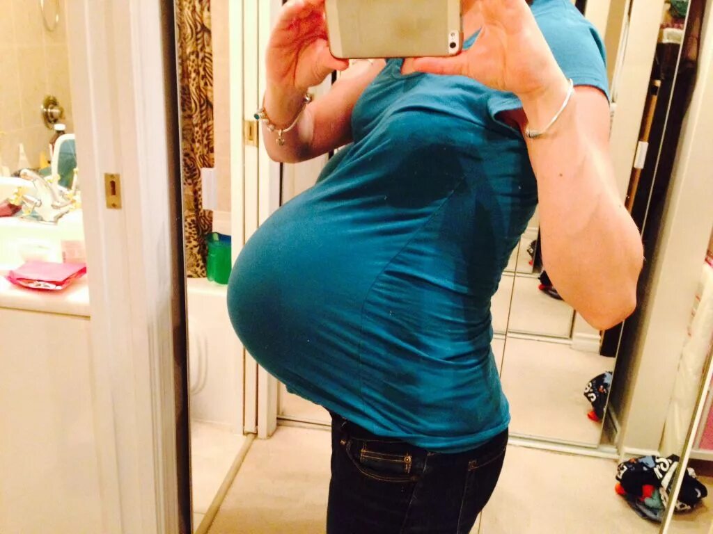 36 неделя фото. Животы беременных двойней.