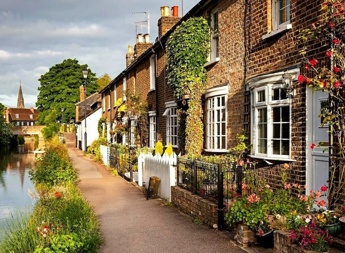 Towns in england. Англия пригород Суссекс. Провинция Бри Франция. Саверн Франция.