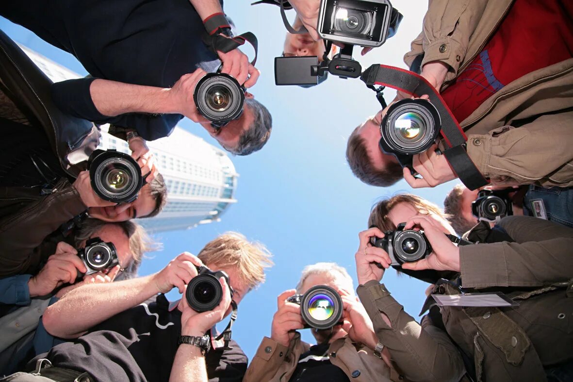 Фоткать людей. Фотограф с фотоаппаратом. Профессия фотограф. Человек с фотоаппаратом. Подросток с фотоаппаратом.